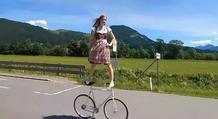 【美女】德国妹子在自行车上跳“芭蕾”，大长腿也太哇塞了，亮瞎双眼（组图） - 5