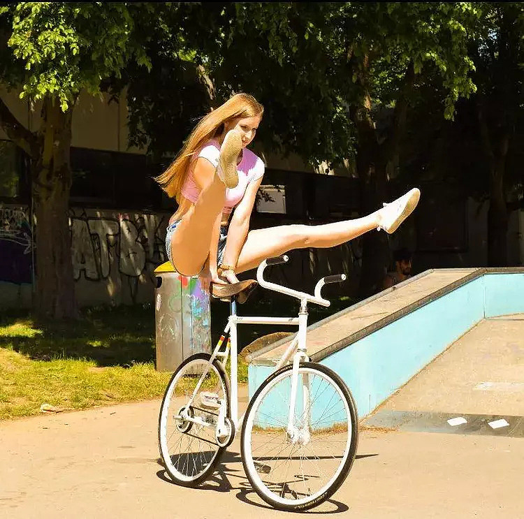【美女】德国妹子在自行车上跳“芭蕾”，大长腿也太哇塞了，亮瞎双眼（组图） - 8