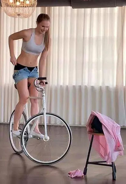 【美女】德国妹子在自行车上跳“芭蕾”，大长腿也太哇塞了，亮瞎双眼（组图） - 9