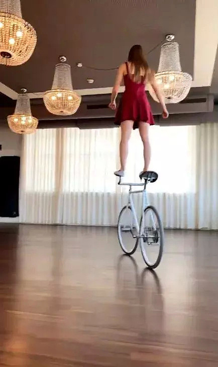 【美女】德国妹子在自行车上跳“芭蕾”，大长腿也太哇塞了，亮瞎双眼（组图） - 10