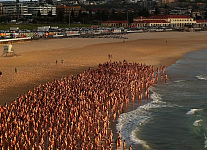数千人一丝不挂涌入邦迪海滩，为慈善拍摄全裸合影