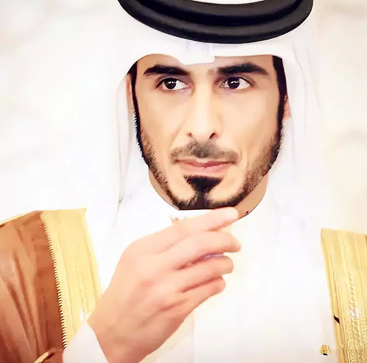 卡塔尔第一王子有多奢华，百万白袍配真丝衫，纯金袖边显王者气概（组图） - 1