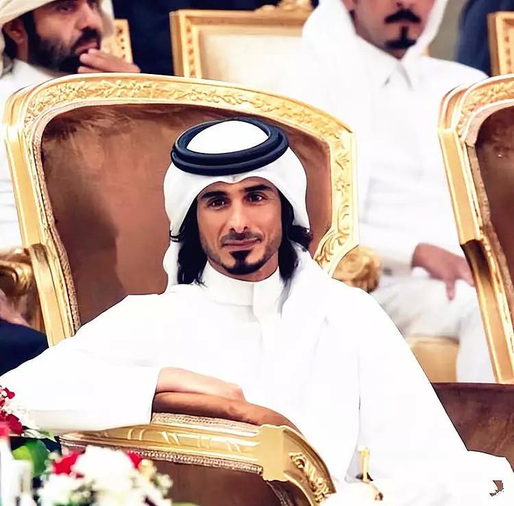 卡塔尔第一王子有多奢华，百万白袍配真丝衫，纯金袖边显王者气概（组图） - 2