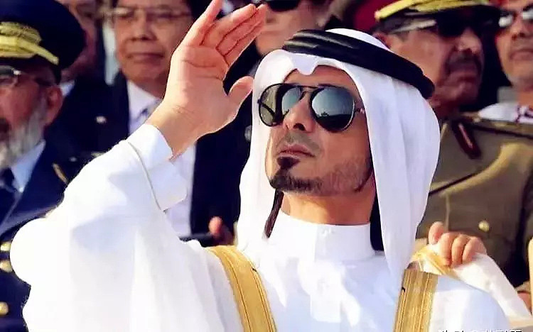 卡塔尔第一王子有多奢华，百万白袍配真丝衫，纯金袖边显王者气概（组图） - 7