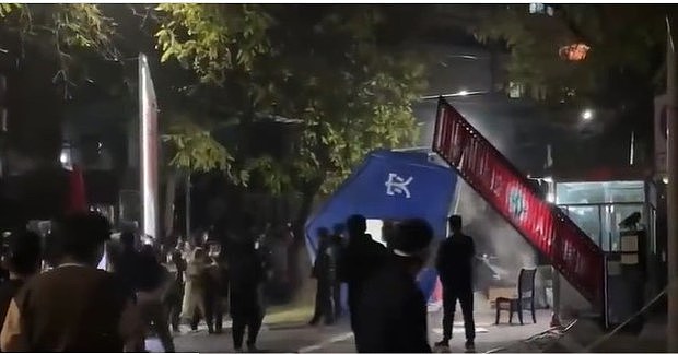 乌鲁木齐效应 兰州民众“冲卡”抗议掀翻核酸检测亭