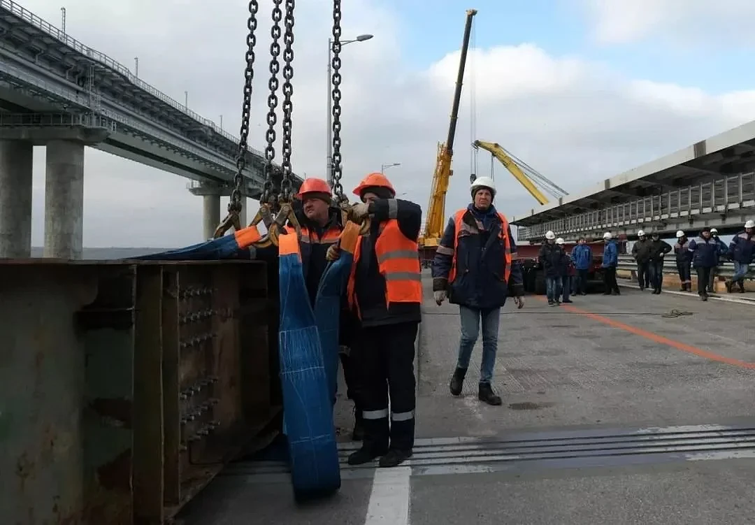 克里米亚刻赤大桥11月19日已完全修复，图为11月初俄方正在修复施工 图：俄罗斯卫星通讯社