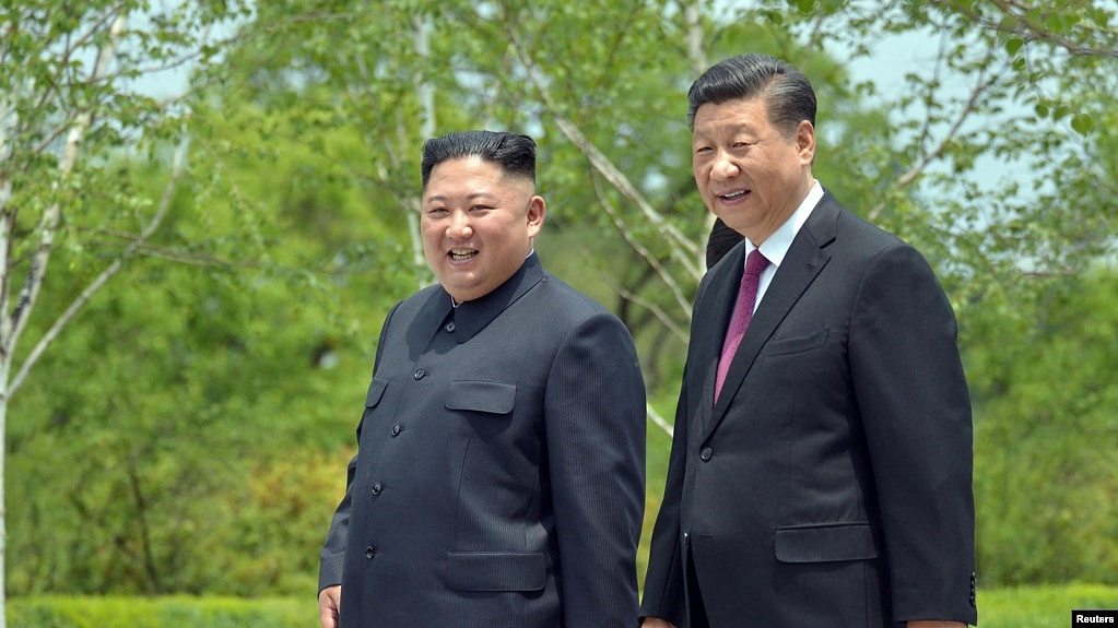 朝鲜中央通讯社2019年6月21日发布的这张照片中，中国国家主席习近平和朝鲜领导人金正恩在朝鲜平壤访问期间散步。