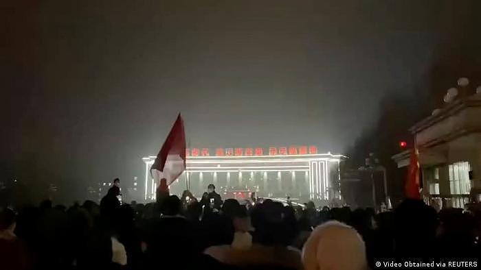 新疆乌鲁木齐在大火夺走至少10人性命后，爆发反清零政策的示威行动。 