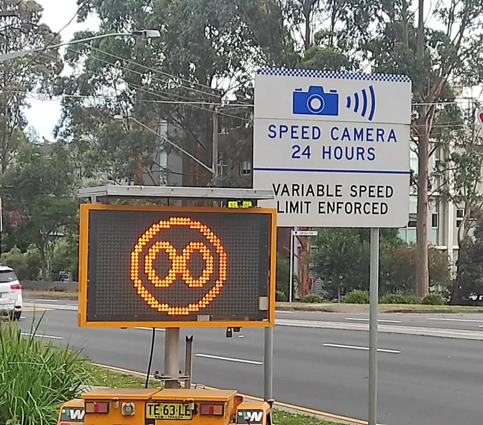 悉尼首条不限速道路？奇葩路牌引网友热议，“开到光速都没问题”（图） - 2