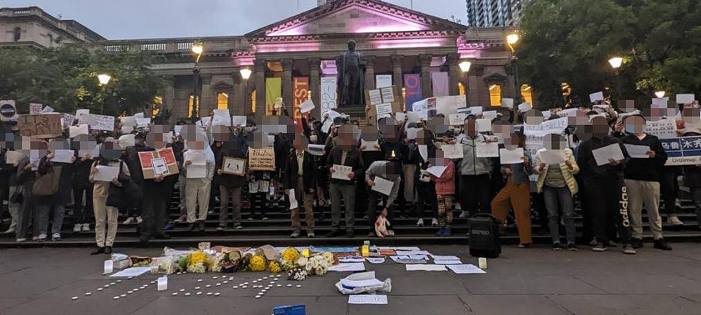 “所有勇气，应有回声！”悉尼墨尔本数百华人再度点烛抗议，追悼乌市死者声援上海（视频/组图） - 2