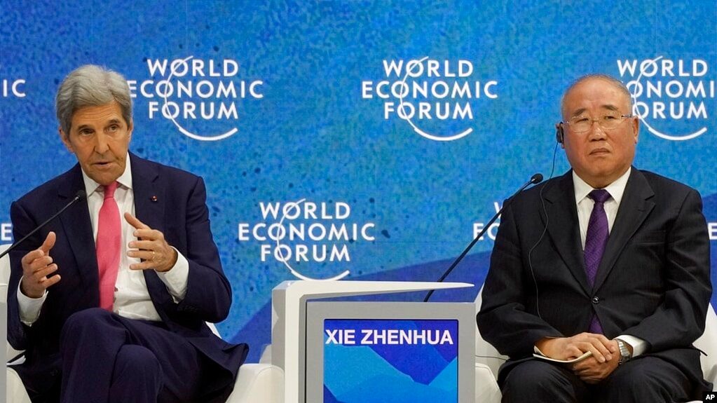 资料照片 - 2022 年 5 月 24 日在瑞士达沃斯举行的世界经济论坛期间，美国总统气候问题特使约翰·克里在中华人民共和国气候变化问题特使谢振华一道参加会议。
