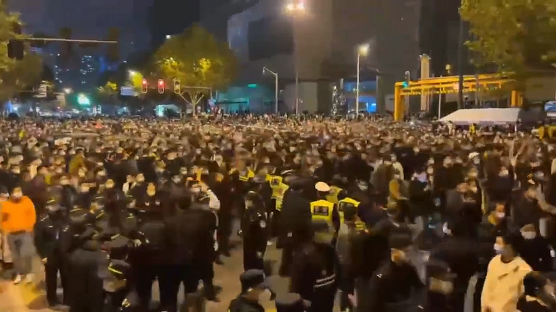 推特網友指出，武漢漢正街昨晚聚集了相當多的抗議人潮與員警，現場可說是人山人海。（擷取自推特）