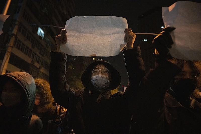 北京一名抗议者手持白纸。 (美联社)