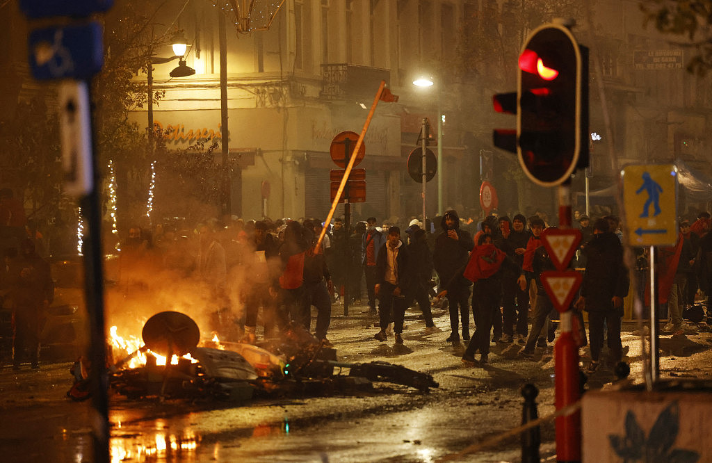 比利时不敌摩洛哥，布鲁塞尔出现暴动有人纵火燃烧杂物。 路透社