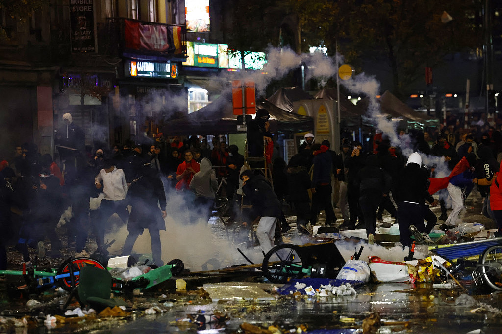 警方动用水炮和催泪弹驱散滋事的球迷，至少10人被捕。 路透社