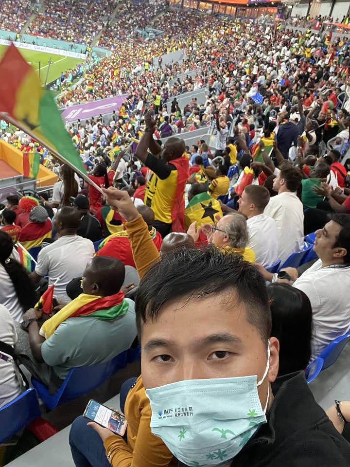 中国记者在世界杯媒体鄙视链最底端，尬笑面对祝贺（组图） - 3
