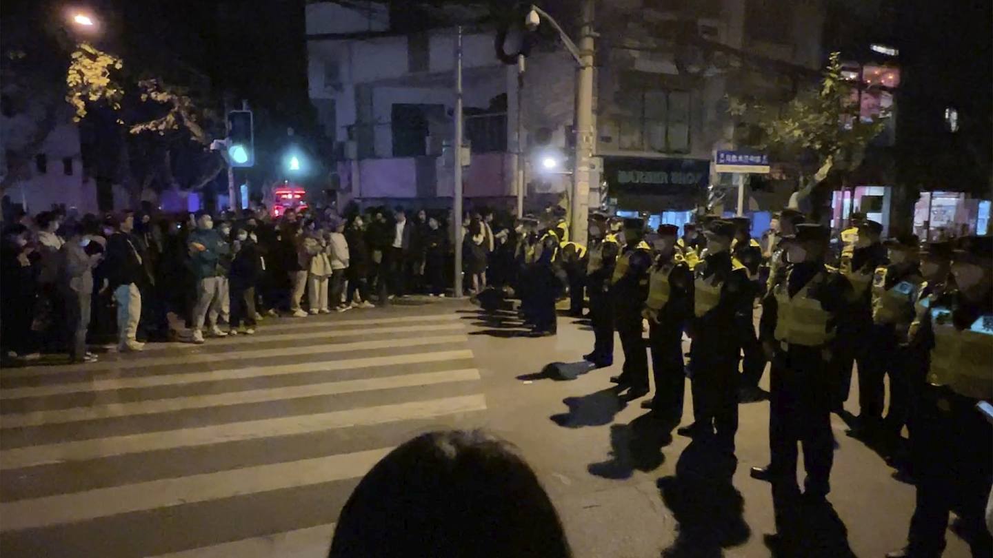 上海再有民众示威喊「不做核酸」 「乌鲁木齐中路」路牌传被拆