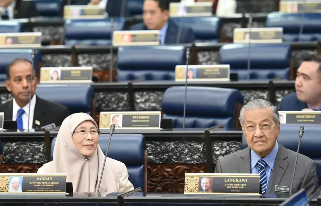 ·2018年，在安瓦尔宣誓就任议员时，时任副总理的妻子阿兹沙（前排左）与时任总理马哈蒂尔（前排右）坐在台下。