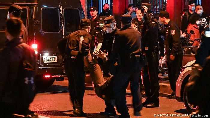 27日晚间，上海一名反“清零政策”示威男子遭警方逮捕。