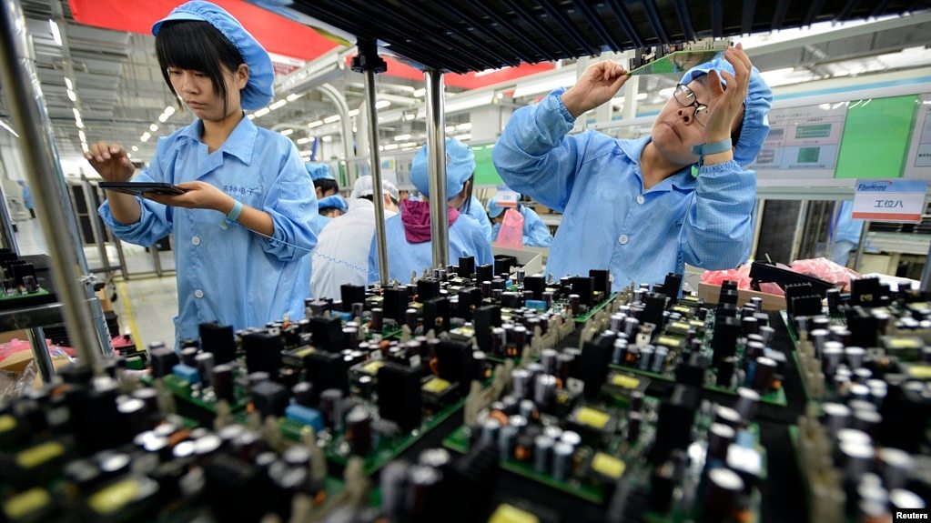 资料图 - 武汉一家专门生产光缆的FiberHome Technologies Group factory的工人在工作中。
