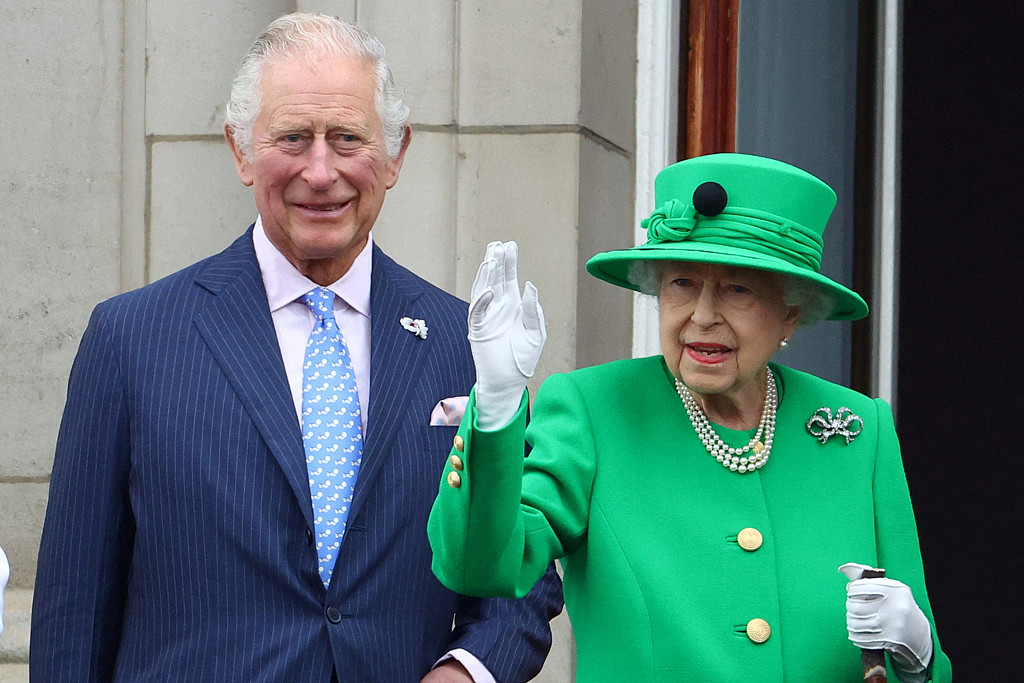 查尔斯和女王伊莉莎白二世2022年6 月5 日在伦敦出席白金禧（Platinum Jubilee）庆祝活动的神情。 （达志图库/TGP）