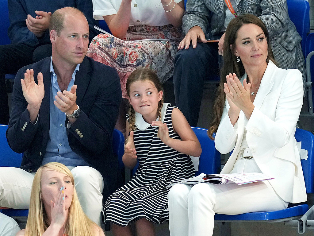 圖為2022年8月夏綠蒂公主與威廉及凱特觀看游泳比賽的表情。（圖／TPG、達志影像）