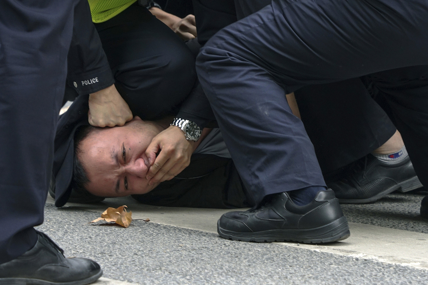上海警察11月27日将一名抗议者摁倒在地（美联社图片）