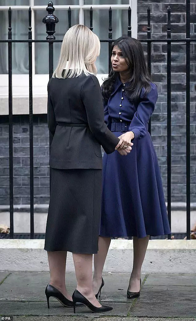 英国首相夫人同框乌克兰第一夫人，印度裔富婆显瘦小，仪态也难赢（组图） - 7