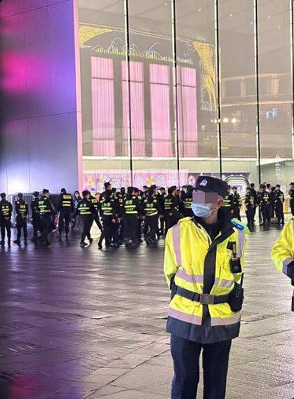 據中國網友指出，大批警員今晚聚集在杭州市商圈in77，並伺機抓捕民眾。（擷取自推特）