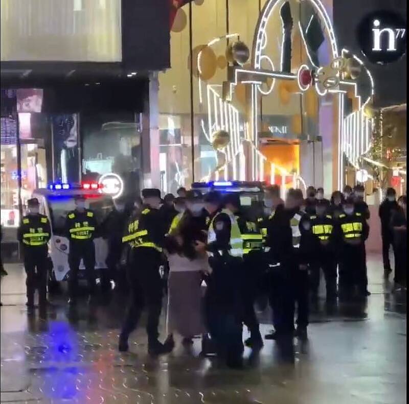中國大批警員今晚聚集在杭州市商圈in77，當場抓捕一名女子。（擷取自推特）