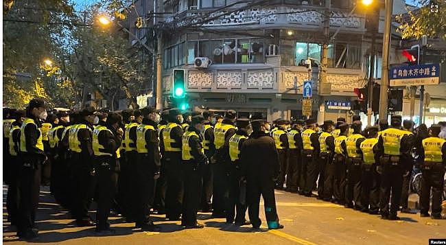 北京上海警察街头巡逻查看路人手机！多地民众爆发抗议，中国加强戒备管制（视频/组图） - 1