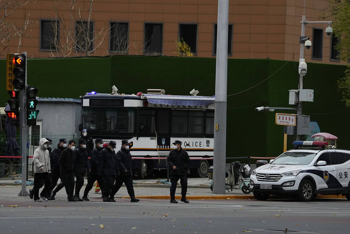 北京加強警力部署以防示威者聚集。（美聯社）