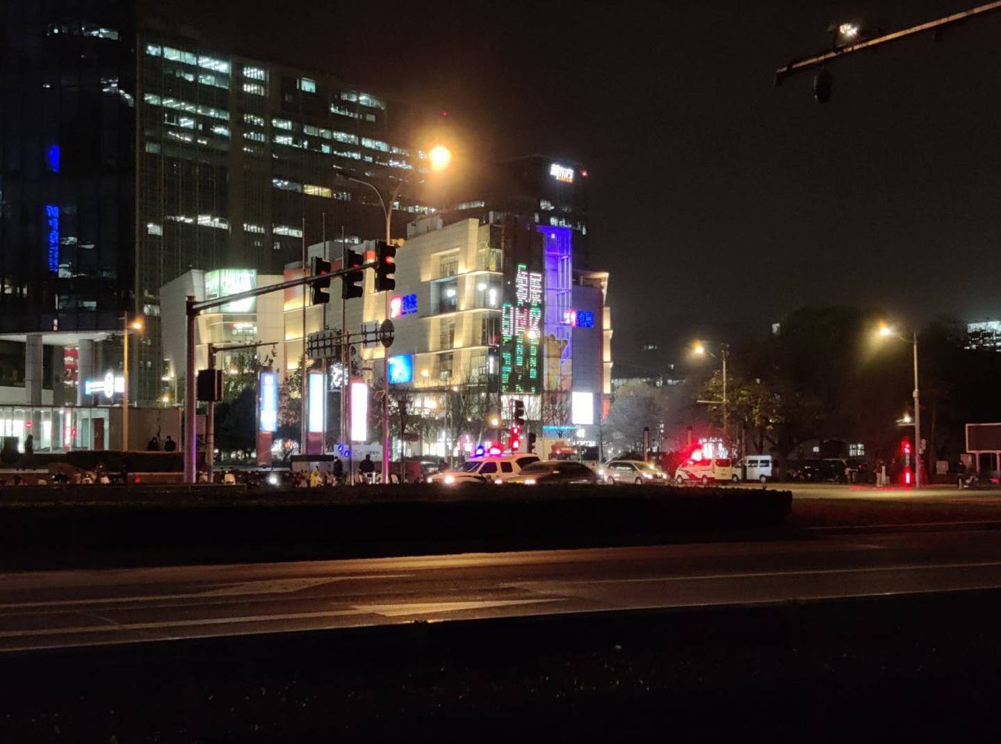 北京加強警力部署以防示威者聚集。圖中遠處為四通橋附近的領展商場，前方可見停放2輛警車。（網絡圖片）
