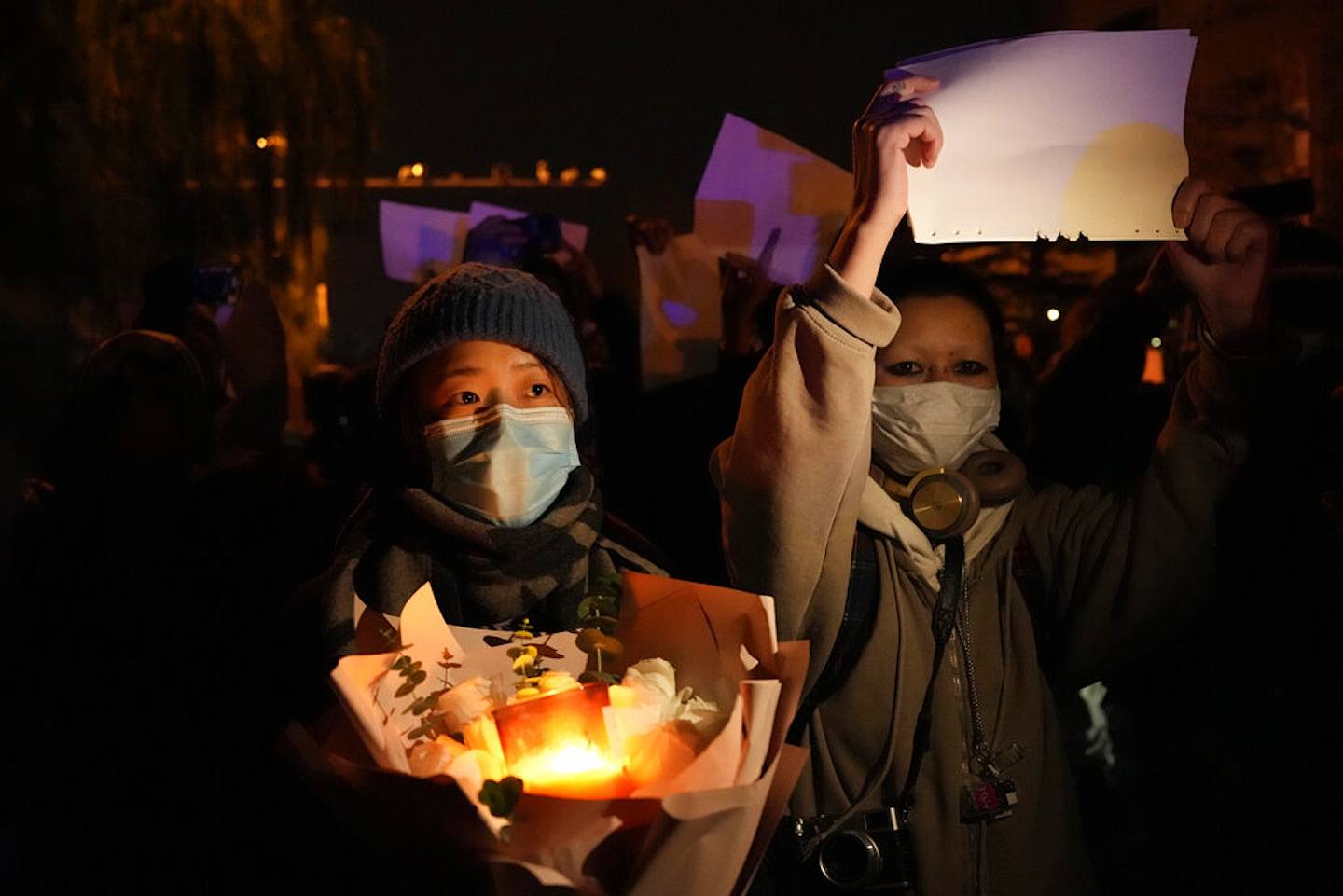 27日晚上，北京有近千名民眾聚集在亮馬河畔，手持白紙抗議。（《美聯社》）