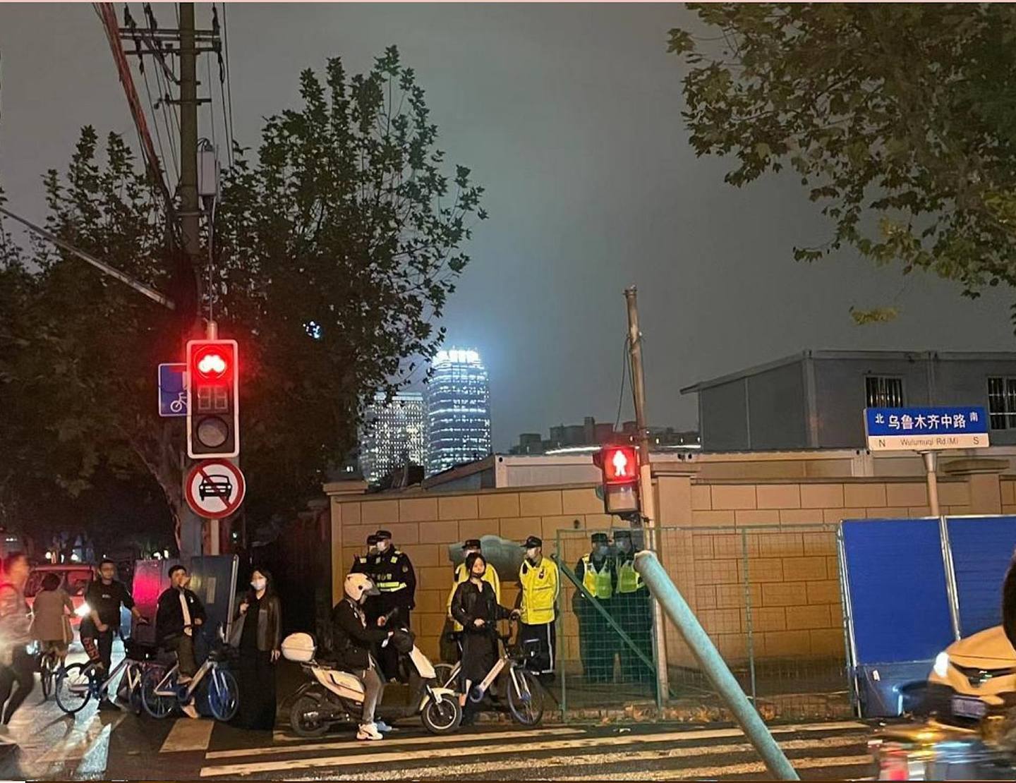 上海市烏魯木齊中路連續2天發生示威活動，當地警方加強部署。（網絡圖片）