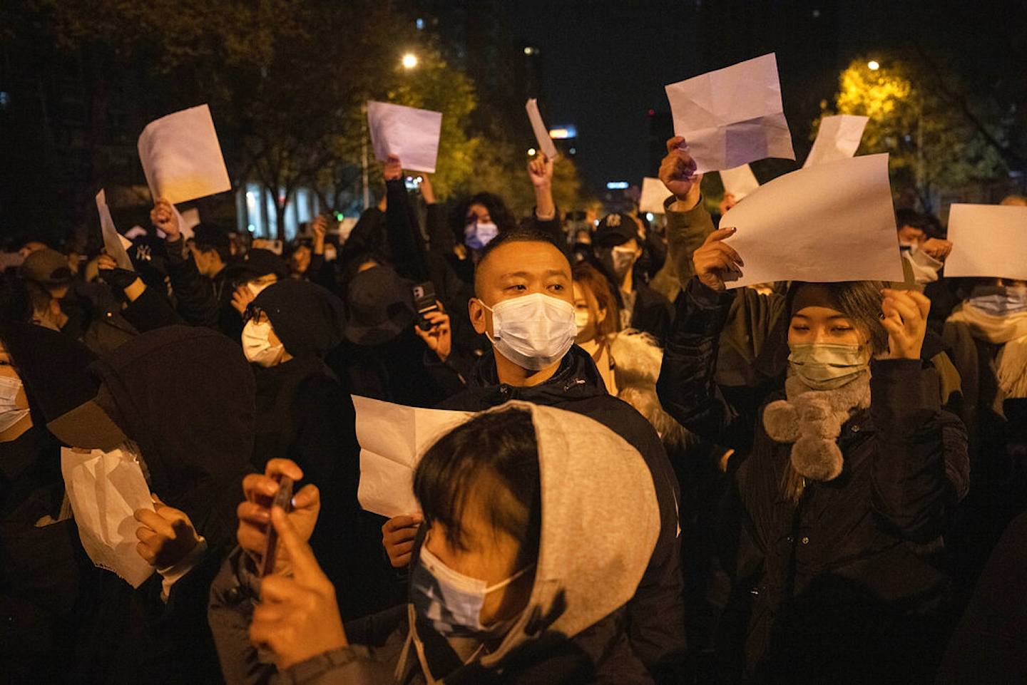 27日晚上，北京有近千名民眾聚集在亮馬河畔，手持白紙抗議。（《美聯社》）