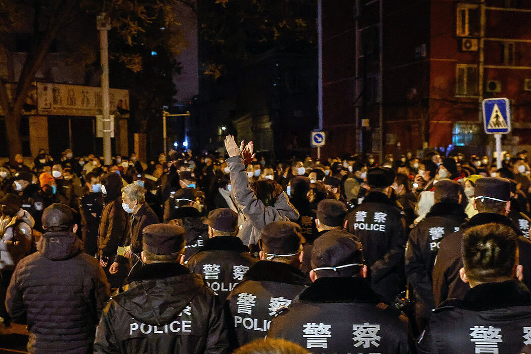周日，警察监视着北京的抗议者。