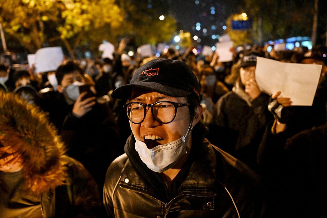 人们在北京的一个集会上举着白纸，象征性地暗指审查制度。