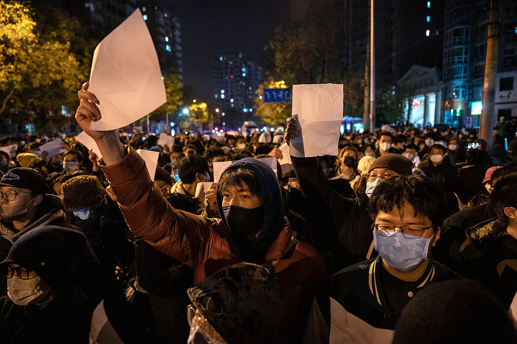 在北京（上图）和其他城市，举起白纸的抗议者。