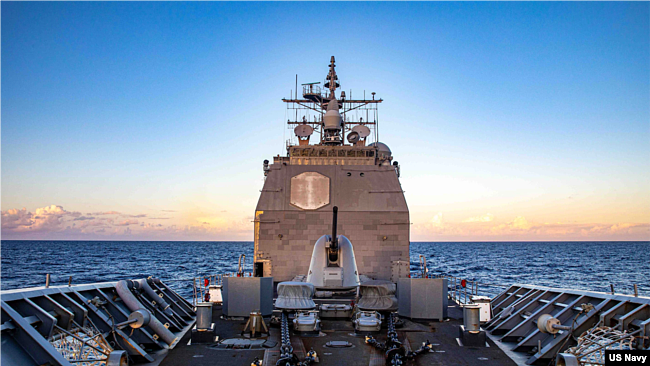 美国海军公布“钱斯洛斯维尔”号(USS Chancellorsville)导弹巡洋舰在南中国海航行的照片。