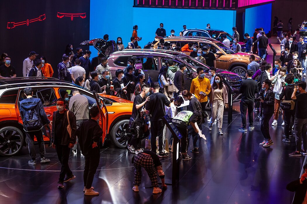去年上海车展上的一个大众汽车展台。大众汽车是指望在中国市场实现销售增长的公司之一。