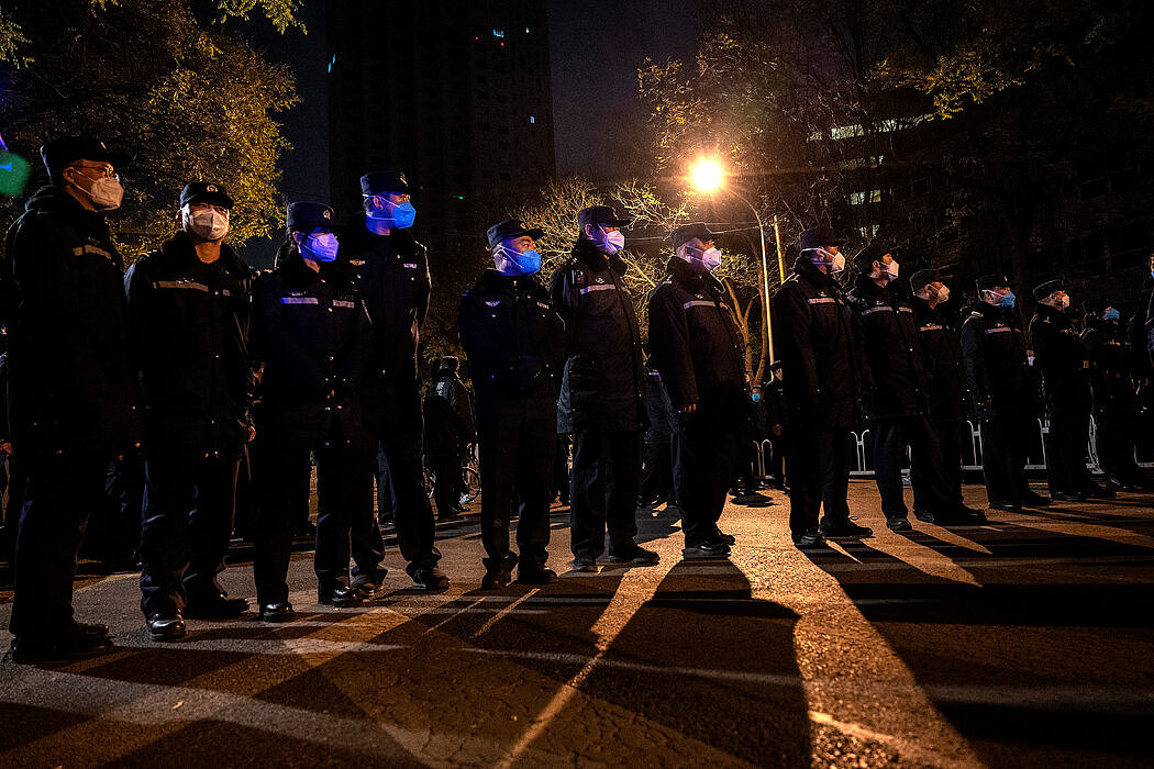 周日，北京抗议活动现场的警察。