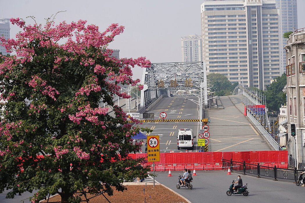本月，在中国南部制造业中心广州的一个安全检查站设立的的障碍物。