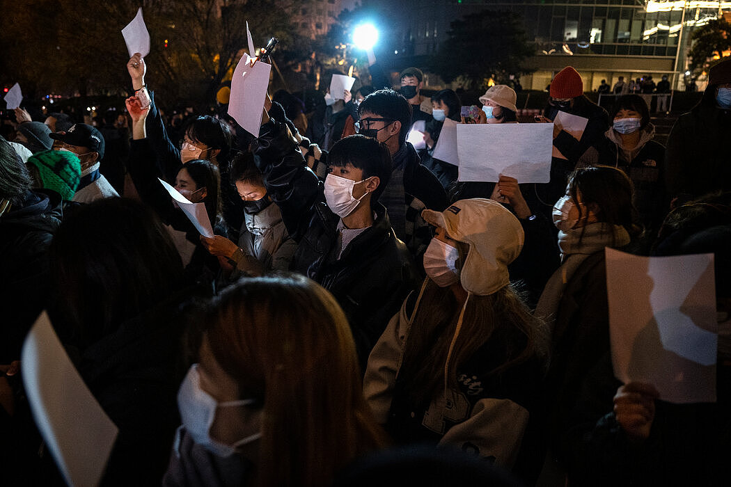 周日，北京的示威者手持空白纸片抗议审查制度。