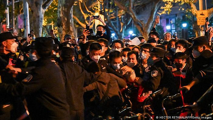 11月27日，上海抗议现场警方与示威者发生肢体冲突。