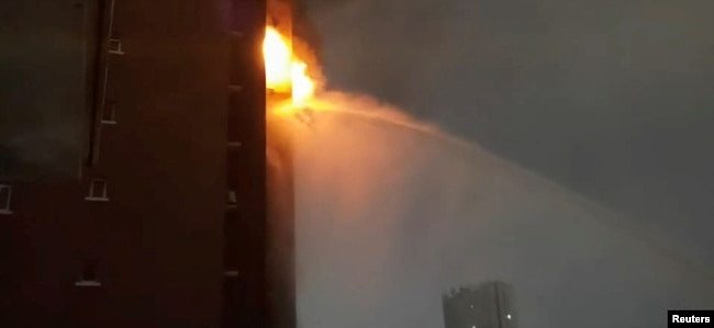 新疆乌鲁木齐造成10人丧生的封控高楼的火灾。(2022年11月24日)