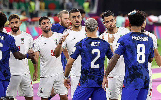 世界杯伊朗队和美国队拒拍大合影，两国球迷却上演了“一家亲”（组图） - 3