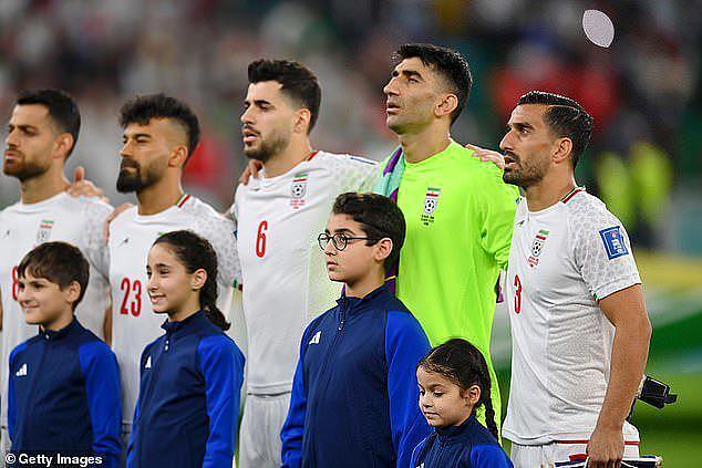 世界杯伊朗队和美国队拒拍大合影，两国球迷却上演了“一家亲”（组图） - 2