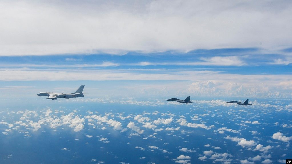 资料照片：中国官方新华社公布的照片显示，解放军东部战区的飞机2022年8月7日在台湾岛周围进行联合作战演练。 