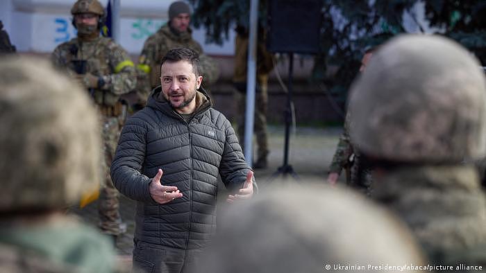 乌克兰总统泽连斯基（Volodymyr Zelensky）早些时候警告，乌克兰人将面臨一个漫长而艰难的冬天，他说俄罗斯人“只要有导弹就会进攻”。